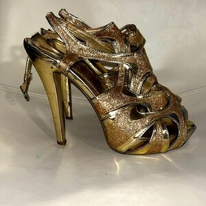 Sparkling gold high heel